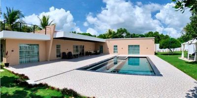 El Lugar para Vivir Todos los Días como si estuvieras de Vacaciones, disfruta y beneficiate viviendo en armonia a pocos minutos de la ciudad en esta hermosa casa, tiene 5 habitaciones, la casa cuenta con todos sus Servicios públicos, Vivir en una casa campestre asi, invita a llevar una vida en calma, más conectada con la naturaleza, el ejercicio al aire libre. Hay más oportunidad de momentos para compartir en familia, ya sea en un asado o disfrutar de la piscina, se encuentra a tan solo 20 minutos de Barranquilla y 45 minutos de Cartagena, dos de las ciudades más importantes de nuestro país. Vive la experiencia exclusiva de tener un refugio donde convives con un apacible entorno natural, ideal para desconectarse del estrés diario, a pocos minutos de la ciudad oportunidad de arrendar por dias como Cabaña y generar mas Ingresos. Comunicate para mas informacion.
