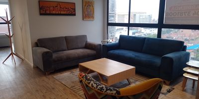 Hermoso apartamento amoblado para arrendamiento con excelente ubicación cerca al centro comercial San Martin, zona financiera, museos, entre otros sitios turísticos.

El edificio consta de teatrino, zona de BBQ y plancha teriyaki, salón comunal, gimnasio, zona infantil, salón social, administración, portería, vigilancia 24 horas con circuito cerrado de tv, ascensores, excelentes vías de acceso, valor de arrendamiento mensual $4.500.000 incluye la cuota de administración.

Ubicado en el piso 10 con 86 metros, consta de dos alcobas cada una con su walk in closet, tres baños, Hall de alcobas, sala - comedor, cocina integral y zona de lavandería independiente, totalmente dotada con mobiliario de excelente calidad, electrodomésticos y línea blanca, con dos parqueaderos en línea cubiertos.