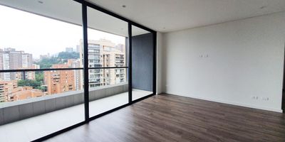 Apartamento en arriendo en unidad cerrada en el sector de La linde, excelente ubicación con fácil acceso desde la Av. el Poblado y a escasas cuadras del parque del poblado y sus varios servicios complementarios. Entorno tranquilo y de poco flujo vehicular. Piso en madera, sala comedor, estudio, 2 alcobas con baño en cada una, cocina integral abierta tipo americano, balcon y parqueaderos paralelos cubiertos. Conjunto cerrado con piscina, gimnasio, salón social, sauna, turco, parques infantiles, cancha de squash, zonas verdes, vigilancia 24 hrs, y circuito cerrado de tv. *Inmuebles sujetos a verificación de disponibilidad.*