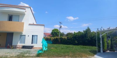 Lote  con área  de 300 metros, vigilancia privada, zonas verdes, servicio de agua y energía  ideal para construir una casa de tres niveles.