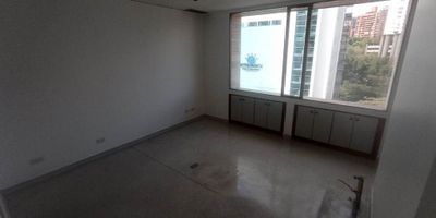 Consultorio en el sector de milla de oro, Cuenta con facilidad de acceso a rutas de servicio público, además está cerca del complejo empresaria milla de Oro, Centro comercial Oviedo, clínica Medellín, centro comercial san Fernando plaza y Centro Comercial Santa Fe.