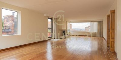 Este amplio e iluminado penthouse triplex se encuentra ubicado en el exclusivo barrio de Los Rosales.
En el primer piso encontramos una amplia e iluminada sala con chimenea y salida a una gran terraza con BBQ, junto a la sala encontramos un amplio  estudio con chimenea que se puede independizar. El comedor es independiente y tiene salida a una terraza con deposito. El área social cuenta con baño, closet para abrigos de invitados y zona de almacenamiento. La cocina es cerrada y con generosos espacios, tiene un lugar para comedor auxiliar,cuenta con zona de lavandería y cuarto y baño de servicio y despensa.
El segundo nivel cuenta con tres habitaciones,todas con walk in closet y baño en suite, una de las habitaciones tiene chimenea y tina. Este nive lcuenta con un hall de alcobas con closet de linos y vista al área social.
El tercer nivel tiene Alcoba principal con Walk in closet,baño en suite y salida a una terraza privada con vista a la ciudad, encontramos tambien un amplio estudio con chimenea.
Esta Magnifica propiedad se complementa con 3 parqueaderos independientes y un deposito.
Es un apartamento Clasico, listo para remodelar.