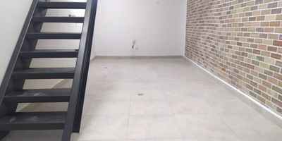 Local Comercial en Venta o Arriendo en Mall en os Colores.Ubicado en un lugar estratégico. Local de dos niveles en zona de comidas, puerta persiana, baños comunes y espacio de plazoleta para mesas. Con un área de 45 m2. PRECIO 2.450.000 + IVANo dejes pasar la oportunidad de tener tú marca allí, contáctanos!