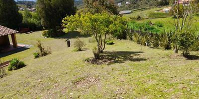Excelente finca en el sector de Santa Elena, cuenta con su casa principal y cuatro cabañas en arriendo (ahora alquiladas) el acceso es vehicular con acceso de la vía principal.