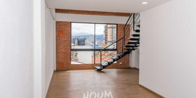 [ARR] ID HOUM: 68961

Entérate de todos los beneficios al arrendar con nosotros:
    • Asistencia e intermediación con el propietario
    • Firma tu contrato online
    • Arrienda sin burocracia, sin papeleos ni notarías

Departamento en arriendo, ubicado en el barrio Barrio Metropolis, con una superficie construida de 70.00 m² y superficie total de 70.00  m². 

Sus principales características son:

    • duplex
    • No amoblado
    • 1 dormitorio
    • 1 baño
    • No Admite mascotas
    • Cocina tipo americana
    • Piso 4
    • Año de construcción: 2022
            
Si arriendas con nosotros, te brindamos asesoría personalizada durante todo el proceso.
        

Requisitos para arrendar con nosotros:

    • Arrienda sin codeudor*, fácil, rápido y seguro
    • Demuestra un ingreso mensual neto de al menos 2.5 veces el valor del arriendo (los ingresos mensuales se pueden complementar por las personas que vivirán en este inmueble)
    • Completa tu información básica y mándanos tus extractos bancarios o documentos que demuestren tus ingresos
    • No debes tener reportes negativos en centrales de crédito
        

IMPORTANTE:

    • Te invitamos a agendar una visita a esta propiedad
    • Si tienes alguna duda por favor puedes solicitar más información desde los portales como también contactarte directamente con nosotros
    
Más que una inmobiliaria, somos Houm.
*Aplican T&C