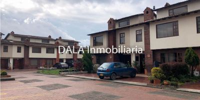 DALA Inmobiliaria vende tu hogar ideal en Chía, una hermosa casa, con una excelente iluminación natural y una ubicación privilegiada, encontrarás un parque infantil y salón social zonas verdes, el primer piso cuenta con una sala con chimenea, baño social, un comedor, cocina integral, habitación de servicio con baño,  patio cubierto y zona de lavandería, En el segundo piso, descubrirás dos habitaciones auxiliares, un baño completo, habitación principal con baño privado y vestier, el tercer piso te ofrece un altillo con baño y chimenea, Esta maravillosa casa se encuentra en un conjunto cerrado con parqueadero de visitantes y vigilancia las 24 horas, transporte público cercano, centros comerciales, colegios y universidades, simplificando tu día a día, contáctanos ahora mismo y permítenos mostrarte tu nuevo hogar en Chía, Si estás buscando inmobiliarias en Chía, somos tu mejor opción. También manejamos Bienes Inmuebles en Cajicá y Cota. cod 1281 A-S

