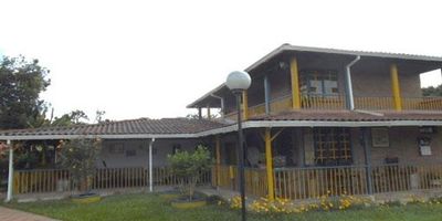 Finca en Venta en zona rural Quimbaya. Cuenta con un área de 475m2, 5 habitaciones, 3 baños, parqueaderos cubiertos: 2, parqueaderos descubiertos: No Tiene, Cocineta, Sala-Comedor, Zona de Ropas, Balcón, Patio, Parqueadero Visitantes, Piscina, Jardines, Zona Húmeda, Zona BBQ, Antejardín. Cuenta con cerramiento en malla metálica, cultivo de cacao y aguacate, kiosco, cuarto de máquinas, ubicada a 5 minutos del parque principal de Quimbaya. Área total del terreno: 14927 m2, construida: 475 m2 y casa de 271 m2. 