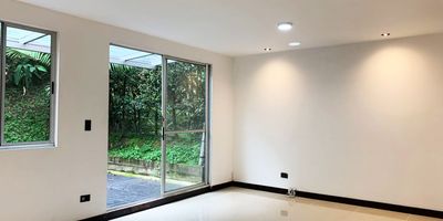 Casa en arriendo en unidad cerrada con facil acceso desde vía principal, rutas de transporte y estratégica ubicación en un entorno de gran desarrollo urbanístico. Piso en porcelanato y madera, dos niveles, sala comedor, 3 alcobas con baño en la principal, cocina integral cerrada, alcoba y baño de servicio, balcon, terraza y parqueaderos paralelos cubiertos. Unidad con piscina, parque infantil, zonas verdes, vigilancia 24 horas, citofonia y circuito cerrado de tv. *Inmuebles sujetos a verificación de disponibilidad.*