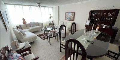 Espectacular apartamento para venta en el centro de Armenia, a una cuadra de cielos abiertos, piso 3, tiene sala comedor muy grande, sala de televisión, 3 alcobas grandes con closet, 2 baños, hermosa cocina muy iluminada, patio de ropas grande y ventilado, alcoba de servicio con baño, edificio con portería 12 horas, no tiene garaje, área 133 metros, admon 260.000, precio venta 390.000.000, 
