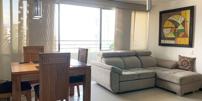 Apartamento en venta en unidad cerrada, cerca de parques principales, supermercados, centros comerciales y restaurantes. Cuenta con piso en porcelanato, sala comedor, 3 alcobas con baño en la principal, cocina integral abierta, balcón y parqueadero cubierto. Unidad con piscina, gym, salón social, parque infantil, placa polideportiva, zonas verdes, vigilancia 24 horas y circuito cerrado de tv. *Inmuebles sujetos a verificación de disponibilidad.*