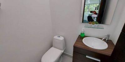 Oficina, ubicada en el sector de Manila, cuenta con facilidad de acceso, ya que tiene una  excelente ubicacion, además fácil acceso a la Avenida el Poblado y avenida las palmas, cerca de Carulla de la avenida el Poblado, Exito del Poblado y Carulla de Palms Avenue.