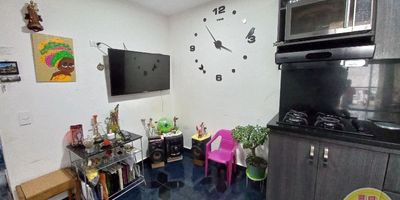 Código: 3165. 4° Piso en edificación de 9 pisos. Acceso al inmueble: Escalas. Alcobas con puertas, cubierta y extractor. Precio negociable.