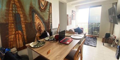 Apartamento en venta en unidad cerrada cerca de vías principales. Rutas de transporte público y entorno tranquilo. Piso en cerámica, sala comedor, 3 alcobas con baño en la principal, cocina integral abierta tipo americano, balcón y parqueadero cubierto. Piscina, gym, salón social, parque infantil, placa polideportiva, zonas verdes, vigilancia 24 horas, citofonía y circuito cerrado de tv. *Inmuebles sujetos a verificación de disponibilidad.*