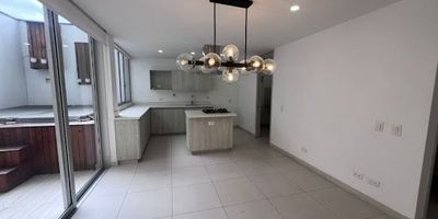 Casa en venta Rionegro, sector Gualanday. Moderna casa dúplex en venta en exclusivo sector de alta valorización en Rionegro, en el primer piso encontramos la sala, comedor, cocina, una habitación con baño, privado, zona de ropas, patio, jacuzzi, baño social, garaje doble paralelo y cuarto útil, en el segundo piso encontramos 2 habitaciones la principal con baño y Vestier, la otra con baño y closet, y sala de estar. La urbanización está conformada por 108 casas, cuenta con portería 24 horas, cancha sintética, gimnasio, salón social, sauna, turco, zonas verdes, parqueaderos de visitantes. Cerca de  intercambio vial Manuel Vicente Villada, mall el antojo, Comfama Rionegro, parque San Antonio de Pereira.