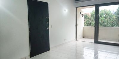 Apartamento en venta en unidad cerrada con fácil acceso desde avenida principal, entorno tranquilo y cerca a gran variedad de servicios complementarios. Piso en baldosa, sala comedor, 3 alcobas con baño en la principal, cocina integral cerrada, alcoba y baño de servicio, balcón y parqueadero cubierto. Edificio en construcción tradicional, parques infantiles, cancha de micro, cito móvil, vigilancia 24 horas, citofonía y circuito cerrado de tv. *Inmuebles sujetos a verificación de disponibilidad.*