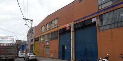 Bodegas de uso semi-industrial y comercial, lote de 50 M2 de frente por 44 M2 de fondo para un total de 2.200 M2, construidos 2.800 M2 en tres bodegas con doble altura, portón de entrada para tracto-mula, piso de trafico pesado, 2000 metros en primer piso de área útil doble altura, oficinas en tres niveles por bodega , cinco baños en oficinas y bodega, gas natural industrial, luz trifasica de 110 KVA, 33 KVA por bodega, Sobre vía entrada a Engativa.