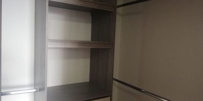 Apartamento en alquiler , area 150 metros, sala comedor, 3 alcobas,3 baños, 2 closet mas vestier, cocina intregral, red de gas, calentador, piso en porcelanto, parqueadero y cuarto util
