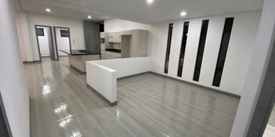 Casa Campestre en condominio, en la variante de Guarne al Aeropuerto. Cuenta con un área construida de 222m2 y un área de lote de 1300m2, cocina integral, 3 alcobas y 3 baños. Parqueadero doble y cuarto útil, deck, zona de TV. A 10 minutos del Aeropuerto JMC.