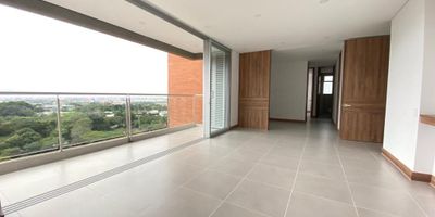 Apartamento para estrenar en el sector de Pance, consta de 114 mts construidos, con una hermosa vista a la ciudad y el valle, amplia sala-comedor, cocina integral tipo americana, zona de ropas, baño del servicio, hall de tv o estudio, baño social, 3 alcobas, la principal con baño privado, baño de alcobas, dos parqueaderos independientes en sótano, depósito, juegos infantiles, club house con cancha de squash, turco, gimnasio, piscina, seguridad 24 hora, zonas verdes, sector con alta valorización.