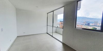 Apartamento en arriendo en unidad cerrada cerca a los servicios complementarios de centro comercial, facil acceso desde vía principal y cercano también a colegios. Piso en porcelanato, sala comedor, estudio, 3 alcobas con baño en la principal, cocina integral abierta tipo americano, balcon y parqueadero cubierto. Piscina, gym, salón social, turco, parques infantiles, zonas verdes, vigilancia 24 horas, citofonia y circuito cerrado de tv. *Inmuebles sujetos a verificación de disponibilidad.*