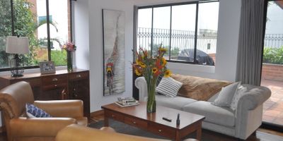 Apartamento en unidad cerrada sector la tomatera, muy cerca de la clínica Medellin, fácil acceso a la avenida el poblado y rutas de transporte publico. El Area Incluye 120 metros  de terraza