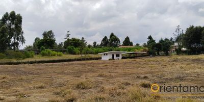 Excelente Lote disponible para el arriendo en Rionegro, cuenta con un área de 5400mts, ubicado cerca a la zona franca  y al aeropuerto, el lote completamente plano cuenta con portada independiente, servicios públicos como energía y acueducto, tiene una pequeña construcción con un baño y cocineta, adicional cuenta con un Kiosko. Estratégicamente ubicado a 300mts de la vía que va hacia el aeropuerto, fácil ingreso. Ideal para cualquier tipo de  proyecto comercial.