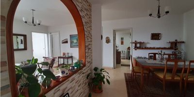 Vendo penthose en edificio reconocido, en sector exclusivo de la ciudad de Manizales, diseñado con estilo, excelente vista e iluminación y distribuido en espacios que brindan comodidad y bienestar, con ambientes aireados y ubicado cerca a Universidad de Caldas y Católica de Manizales, Centro Comercial Cable Plaza, cajeros automáticos y Bancos, zonas deportivas, parques infantiles, acceso a buen transporte público y zona empresarial.

Dividido en 3 apartamentos que constan de:


 1 Aparta estudio con 1 habitación, 1 baño, cocineta de ambiente y terraza
 1 apartamento que consta de 2 habitaciones, sala comedor-amplia, cocina semi-integral y terraza.
 1 apartamento que cuenta con 3 habitaciones, 2 baños con lindos acabados, sala comedora, cocina semi-integral


Además, con acceso a 2 garajes, 1 sencillo y 1 doble y vigilancia las 24 horas.
