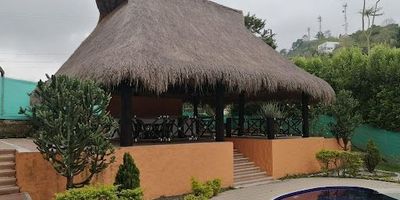 Casa campestre independiente en combia, sobre vía principal. Cuenta con lote plano de 1713 mt2 y construídos de aprox 580 mt2. Cuenta con dos casas Principal con 4 alcobas, alcoba principal con baño privado, cocina semi-integral, sala comedor. Casa Auxiliar alcoba con baño y sala comedor. Cuenta con Kiosko con bbq y piscina. Zona segura y tranquila, cerca a la ciudad de Pereira a 15 min de distancia. Agente Inmobiliario Tatiana Galviz.