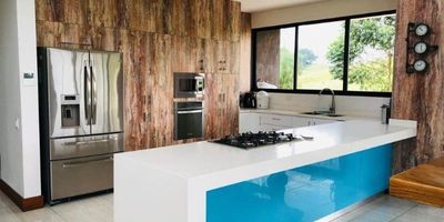 Codigo 19501. Casa en venta ubicado en rionegro sector las garzonasexcelente iluminación, amplias zonas verdes y espectacular vista 360 gradoscerca a: rionegro, carmen de viboral y a 80 de la vía principal.comodidades: sala, sala-comedor, biblioteca, 3 alcobas, 3 vestier, 4 baños, cocina abierta integral, zona de ropas, servicios públicos, red de gas y zonas verdes. ademas cuenta con grandes ventanales y techos altos el cual le da un concepto abierto.