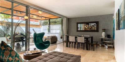 Casa en venta en unidad cerrada facil acceso desde vias principales, rutas de transporte. Cercano a supermercados. Piso en mármol y madera, dos niveles, puerta de seguridad, sala y comedor independiente, estar de tv, 3 alcobas con baño en la principal, cocina integral cerrada tipo americano, alcoba y baño de servicio, balcon y parqueaderos paralelos cubiertos. Piscina, gym, sauna, parque infantil, placa polideportiva, zonas verdes, vigilancia 24 horas, citofonia y circuito cerrado de tv. *Inmuebles sujetos a verificación de disponibilidad.*