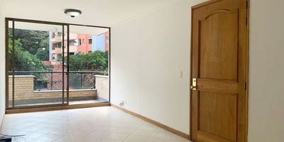 Apartamento en venta en unidad cerrada, cerca a supermercados, con facil salida a vias principales. Piso en ceramica, sala comedor, 3 alcobas con baño en la principal, cocina integral abierta tipo americano, alcoba y baño de servicio, balcon y parqueadero cubierto. Edificio con piscina, gym, salón social, parque infantil, zonas verdes, vigilancia 24 horas, citofonia y circuito cerrado de tv. *Inmuebles sujetos a verificación de disponibilidad.*