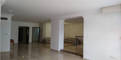 ¡Vive en Alto Prado con Terraza Privada!
Barranquilla – Exclusivo sector de Alto Prado

Te presentamos este espectacular apartamento en venta ubicado en una de las zonas más privilegiadas de la ciudad. Con una excelente distribución y una terraza privada de 50 m², es ideal para quienes buscan confort, amplitud y buena ubicación.

✨ Características del apartamento:
✔️ Amplia terraza con acceso desde la habitación principal
✔️ Sala, comedor y estudio independientes
✔️ Balcón con excelente ventilación
✔️ Baño social
✔️ Cocina amplia y funcional
✔️ Zona de labores
✔️ Cuarto y baño de servicio
✔️ 3 habitaciones, cada una con baño privado
✔️ 2 parqueaderos privados (ubicados uno al lado del otro)

? Zonas comunes del edificio:
? Salón social
? Parqueadero de visitantes
? Vigilancia privada 24/7

Este apartamento es perfecto para quienes desean vivir en un entorno residencial tranquilo, con cercanía a restaurantes, centros comerciales, clínicas, y todo lo que necesitas a pocos minutos.

? ¡Contáctanos para más información y agenda tu visita hoy mismo!
