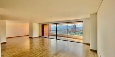 Apartamento en venta en unidad cerrada cerca a centros comerciales, rutas de transporte y servicios complementarios. Cuenta con piso en madera laminada, puerta de seguridad, sala y comedor independiente, biblioteca, estar de tv, 3 alcobas con baño en la principal, cocina integral cerrada, alcoba y baño de servicio, balcon y parqueaderos independientes cubiertos. Unidad con Gym, salón social, parque infantil, zonas verdes, vigilancia 24 horas, citofonia y circuito cerrado de tv. *Inmuebles sujetos a verificación de disponibilidad.*