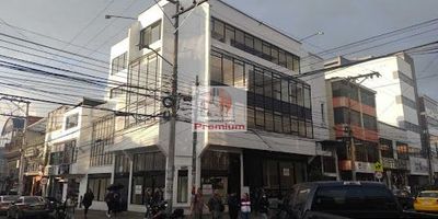Excelente edificio esquinero de 4 pisos, ubicado en la localidad de Antonio Nariño, tiene 3 entradas, una entrada para piso sótano  con un área de 133.7m2, la cual  se puede adecuar para rampla de carros. en el primer nivel tiene un área de 189.8 m2, con entrada independiente, el segundo nivel tiene un área de 180.5m2, tiene 2 baños, acabados en vinilo blanco, en el tercer nivel  tiene un área 182.23 m2 de área libre, en el 4 nivel tiene un área 177.9m2 mas un cubículo de baños, el área total construida es de 904M2 ,  La capacidad de energía KVA ES 25 