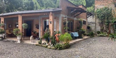 Se Vende hermosa Casa Finca en la Estrella, el lote consta de 658mt y 188 M2, construidos, 4 alcobas, 3 baños, 4 closet, sala comedor, biblioteca, patio, cocina integral, red de gas, calentador, piso en baldosa, parqueadero, zona verde, 3 niveles, parqueadero para 4 o 5 carros.