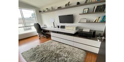 Casa en venta en conjunto cerrado

Alcoba principal con baño privado y vestier, 2 alcobas adicionales cada una con clóset, 1 baño adicional en el segundo piso, estudio completo con mueble incluído; planta baja con baño social, sala star, sala principal - comedor, barra americana, cocina integral, despensa, bodega.

Más lote contiguo con patio de ropas, clóset, cubierto con pérgola en policarbonato, reja, pisos en cerámica, puerta eléctrica.

La casa cuenta con pisos en cerámica en el primer piso y piso en madera en la segunda planta, cortinas en panel japonés y blackout.

Casa esquinera en la vía principal del conjunto.

Área construída contando con el garage contiguo 149 M2
