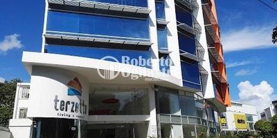 Oficina disponible en arriendo en Barrancabermeja, Santander, ubicada en el barrio UB. CINCUENTENARIO. Este espacio de 59 m² se encuentra en el primer piso y consta de un salón principal con su baño. Incluye un parqueadero, facilitando el acceso para usted y sus clientes. Ideal para profesionales o pequeñas empresas que buscan un lugar funcional en una zona estratégica de Barrancabermeja. El canon de arriendo es de $1.300.000. Para más detalles o coordinar una visita, puede contactarnos a través de WhatsApp, la opción quiero que me contacten o ver nuestros teléfonos.