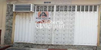 Arriende este moderno apartaestudio de 20 m² en el primer piso, ubicado en el barrio Dorado, Barrancabermeja, Santander. Ideal para una persona, cuenta con una habitación que incluye baño y clóset. El inmueble se entrega amoblado, equipado con aire acondicionado y ventilador. Además, dispone de un parqueadero y el edificio ofrece gimnasio. Con solo 1 año de antigüedad y estrato 2, este apartaestudio ofrece comodidad a un canon de $250,000. Para más información o visitar, puede usar WhatsApp, solicitar que lo contacten o ver los teléfonos.