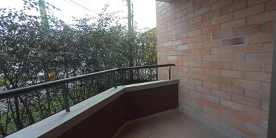 Codigo 18706. Apartamento en venta ubicado en la ceja sector la cruz valor administración $216.000 valor predial $169.136 cerca a iglesia la cruz, supermercado y transporte publico.comodidades sala-comedor, 2 alcobas, cocina abierta integral, zona de ropas, terraza, cuarto útil, garaje sencillo, servicios públicos, red de gas, portería y 2 ascensor.