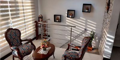 La Inmobiliaria Lucia Prada ofrece esta hermosa Casa con Renta, ubicada en uno de los sectores mas tradicionales y tranquilos de la ciudad, cerca a colegios, a transporte publico.

Esta casa cuenta con 3 rentas.

1 Apartamento: desarrollado en un solo nivel en donde podras encontrar unos agradables espacios, unos hermosisimos acabados, 4 habitaciones, 1 baño, cocina integral con barra y se integra al comedor,  zona de ropas con buena ventilacion e iluminacion.

2 Apartamento: 2 habitaciones, sala comedor, cocina sencilla, y baño.

VALORE DE RENTA.....1.200.000

3 Apartamentos: 2 habitaciones, sala comedor, cocina sencilla, y baño adicional cuentan con espacio de estacionamiento. 
