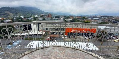 Apartamento en Venta en la Av. 30 De Agosto de Pereira. Cuenta con un área de 90m2, 3 habitaciones, 2 baños, parqueaderos cubiertos: 2, Cocina Integral, Sala-Comedor, Gas Domiciliario, Calentador a Gas, Zona de Ropas, Balcón, Terraza, Patio, Cuarto Útil, Conjunto Cerrado, Shut Basuras, Antejardín.