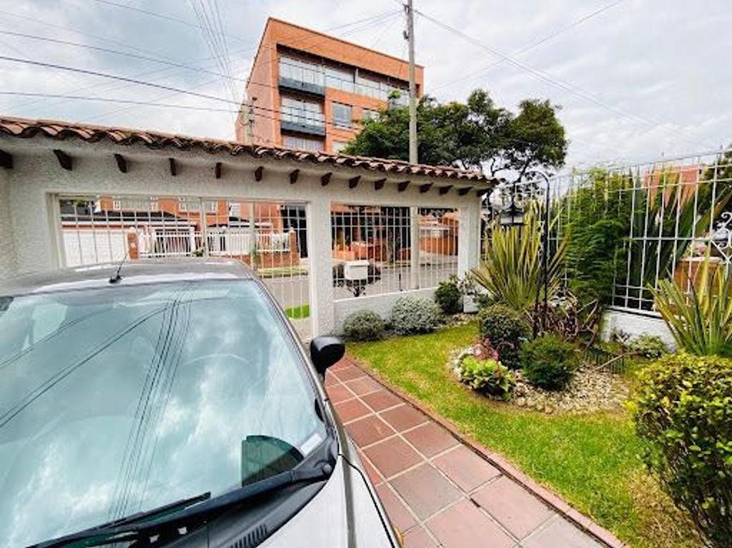 Casa de 4 alcobas en venta en Nueva Autopista, Bogotá, 240 m² · foto 2 de 18