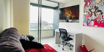 Apartamento amoblado en arriendo en unidad cerrada cerca a museos, centros de salud, parques, facil acceso a transporte publico, restaurantes, y demás servicios complementarios. Cuenta con piso en porcelanato y madera, sala comedor, estudio, estar de tv, 2 alcobas con baño en la principal, cocina integral abierta tipo americano, balcon y parqueadero cubierto. Conjunto cerrado con piscina, gimnasio, salón comunal, parques infantiles, placa polideportiva, zonas verdes, vigilancia 24 hrs, citofonia, alarma y circuito cerrado de Tv. *Inmuebles sujetos a verificación de disponibilidad.*