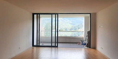 Apartamento amoblado en venta en unidad cerrada ambiente campestre, tranquilo, de poco flujo vehicular. De muy fácil acceso a servicios complementarios y rutas de transporte publico. Piso en madera, dos niveles, sala comedor, estudio, estar de tv, 3 alcobas con baño en la principal, jacuzzi, cocina integral abierta tipo americano, alcoba y baño de servicio, balcon, terraza y parqueaderos cubiertos. Cuenta con piscina, gym, sauna, parque infantil, placa polideportiva, cancha de squash, zonas verdes, vigilancia 24 horas, citofonia y circuito cerrado de tv. *Inmuebles sujetos a verificación de disponibilidad.*