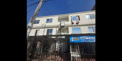Excelente oportunidad para inversionistas, en el barrio Ciudad Córdoba se vende Edificio de tres pisos con cuatro Apartamentos dos en el segundo piso que gozan de áreas privilegiadas de 32 mt2 y dos en el tercer piso de 43 mt2 cada uno, con buena iluminación y ventilación, pisos en cerámica, buen estado de conservación y cada uno consta de sala-comedor, cocina, estufa de cuatro boquillas, baño social y dos habitaciones con closet. El arrendamiento promedio de cada uno es de $ 650.000 mil incluidos servicios.El primer piso consta de 4 habitaciones, dos con closet, sala-comedor, cocina sencilla dos baños, actualmente arrendado como vivienda completa en un Millón de pesos, con opción de arrendar por separado en dos inmuebles y parqueadero con capacidad para cinco vehículos con arrendamiento de cada uno por un valor de $ 60.000 mil pesos.Ciudad Córdoba ubicado en la comuna 15 caracterizada principalmente por el desarrollo de viviendas de interés social, debido a su localización en una zona de elevada demanda    de vivienda, con cómodas y principales vías de acceso como la ciudad de Cali y la autopista Simón Bolívar, cercano a tiendas, supermercados, parques y canchas que permiten el desarrollo de actividades para toda la comunidad.

 
