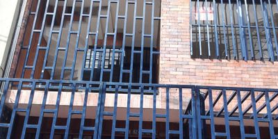 apartamento ubicado en un segundo piso consta de sala comedor, cocina, zona de oficios, 3 alcobas 2 de ellas con closet, 1 baño. garaje para una moto.