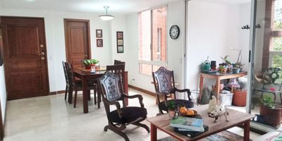 Apartamento en venta en unidad cerrada cerca a colegios, vías principales, rutas de transporte y ambiente tranquilo. Piso en mármol, sala comedor, estudio, 3 alcobas con baño en la principal, cocina integral cerrada, alcoba y baño de servicio, balcón y parqueadero cubierto. Piscina, gym, salón social, sauna, parque infantil, placa polideportiva, zonas verdes, vigilancia 24 horas, citofonía y circuito cerrado de tv. *Inmuebles sujetos a verificación de disponibilidad.*