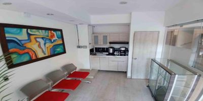 Codigo 19250. ? Oficina en arriendo ubicada en Medellin sector Estadio ? Características del Inmueble:• Área construida: 16.12 m²• 3 espacios independientes• 1 baño privado• Cocineta integrada• Puerta vidriera de acceso• Altura de puerta: 2 metros• Energía monofásica – 220V• Sistema de vigilancia? Canon de arrendamiento:• $2.700.000 con una terraza• $3.500.000 con dos terrazas? Descripción:Funcional y moderna, esta oficina se adapta a múltiples usos: desde consultorios hasta oficinas administrativas. Cuenta con excelente iluminación, distribución interna y espacios pensados para productividad y comodidad.Además, la opción de incluir una o dos terrazas externas permite crear un entorno flexible ideal para zonas de descanso, atención al cliente o actividades al aire libre.? Entorno y Ubicación:• A pocos pasos del Éxito de Colombia• Excelente conectividad por Avenida Colombia y rutas de transporte público• Zona comercial de alta afluencia? Nota:Visitas únicamente con cita previa.Ideal para profesionales independientes, pymes y marcas que desean posicionarse en una zona estratégica.