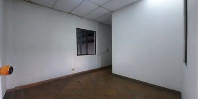 Codigo 19204. Oficina en arriendo ubicado en sabaneta sector ancon sur oficina con buena distribución, acabado e iluminación cerca a glorieta del euro, vegas plaza, estación estrella del metro y bodegas ecológicas.oficina de 3 espacios con baños de oficina, tipo de energia monofasica, capacidad eléctrica 220, 110, parqueaderos visitantes, cocineta y citofono.