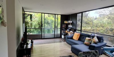 Codigo 19172. Apartaestudio en venta ubicado en rionegro sector villas del rioubicado en zona urbana tranquila, con amplia vista a zonas verdesvalor administración: $262.000valor predial: $550.000 trimestralcerca a: clínica somer, universidad católica, estadio águilas doradas, parque principal de rionegro, zona de colegios y transporte público.comodidades: sala-comedor, 1 alcobas, 1 vestier, 2 baños, cocina abierta integral mixta, zona de ropas, garaje sencillo, servicios públicos, red de gas, porteria, zonas verdes, salon social, ascensor, gimnasio, jacuzzi y solarium.